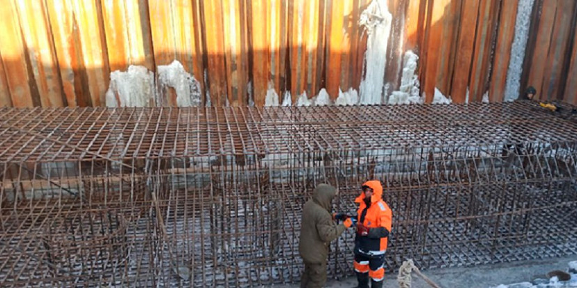 Строительству моста в Саратовской области морозы не мешают